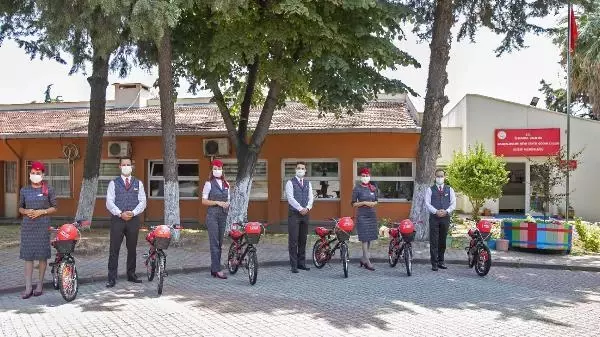 THY kabin memurları 100 çocuğun bisiklet hayalini gerçekleştirdi