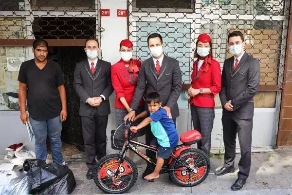 THY kabin memurları 100 çocuğun bisiklet hayalini gerçekleştirdi