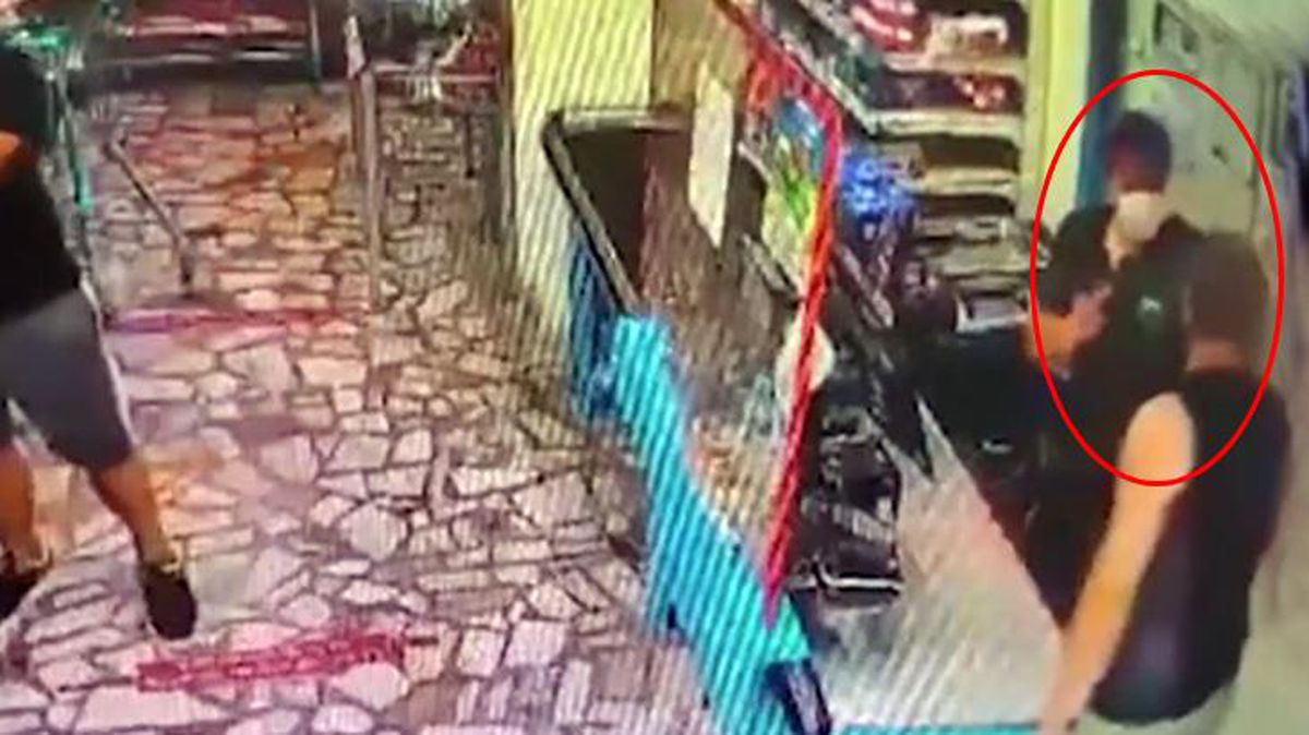 Kadın müşteriye indirimli ped öneren kasiyer, öfkeli koca tarafından böyle darbedildi
