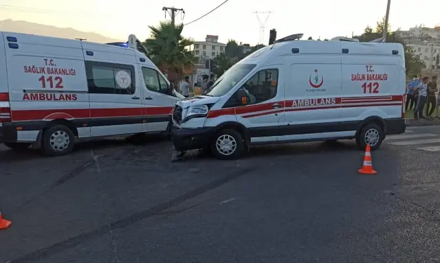 Son dakika haberi: Kahramanmaraş'ta ambulansla otomobil çarpıştı: 1 ölü, 3 yaralı