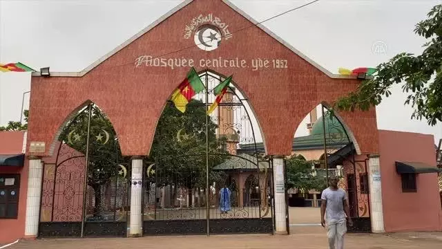 Kamerun'da Müslümanlar bayram namazı için camileri doldurdu Kamerun'da Müslümanlar bayram namazı için camileri doldurdu