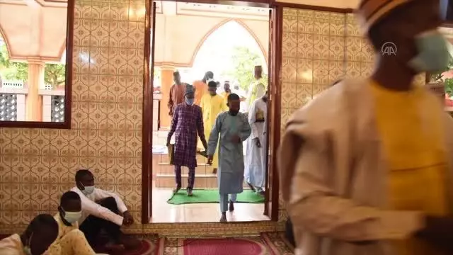 Kamerun'da Müslümanlar bayram namazı için camileri doldurdu