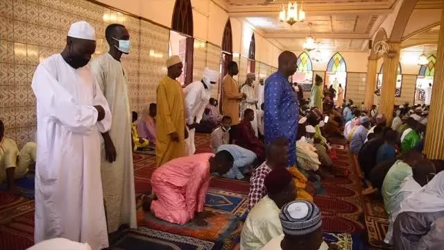 Kamerun'da Müslümanlar bayram namazı için camileri doldurdu
