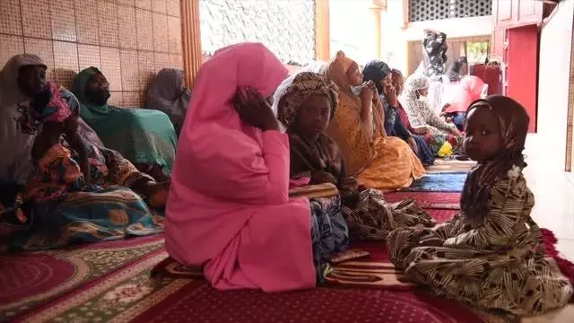 Kamerun'da Müslümanlar bayram namazı için camileri doldurdu