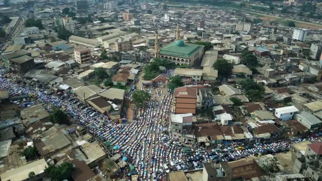 Kamerun'da Müslümanlar bayram namazı için camileri doldurdu