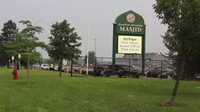 Kanada Başbakanı Trudeau, camide Müslümanlarla bayramlaştı Kanada Başbakanı Trudeau, camide Müslümanlarla bayramlaştı