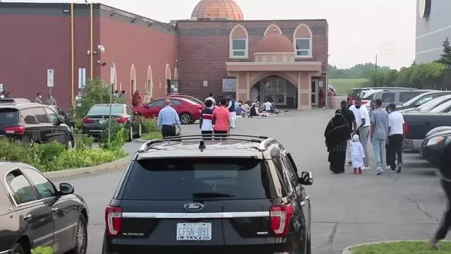 Kanada Başbakanı Trudeau, camide Müslümanlarla bayramlaştı