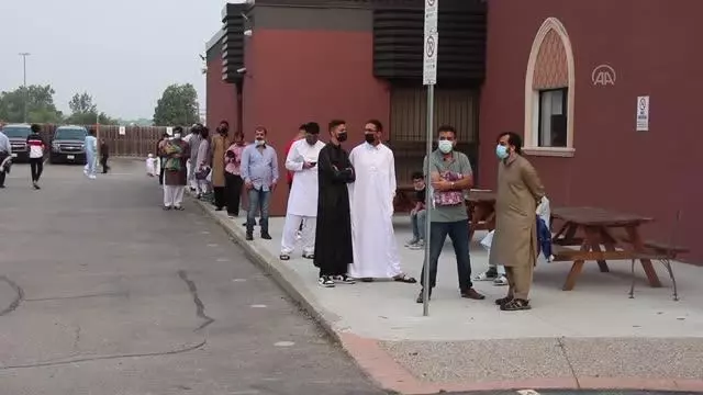 Kanada Başbakanı Trudeau, camide Müslümanlarla bayramlaştı