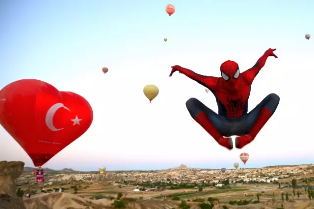 Kapadokya'yı gezen 'Örümcek Adam' turistlerin ilgi odağı oldu