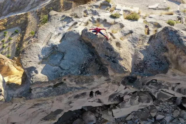 Kapadokya'yı gezen 'Örümcek Adam' turistlerin ilgi odağı oldu