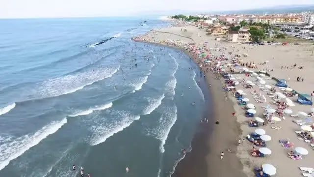 Karasu, bayram tatilinde nüfusunun onlarca katı turisti ağırlıyor