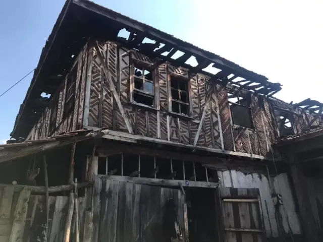 İki katlı ahşap ev çıkan yangında kullanılamaz hale geldi