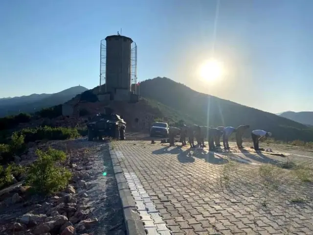 Kaymakam Tutkan, bayram namazını emniyet kulesinde kıldı