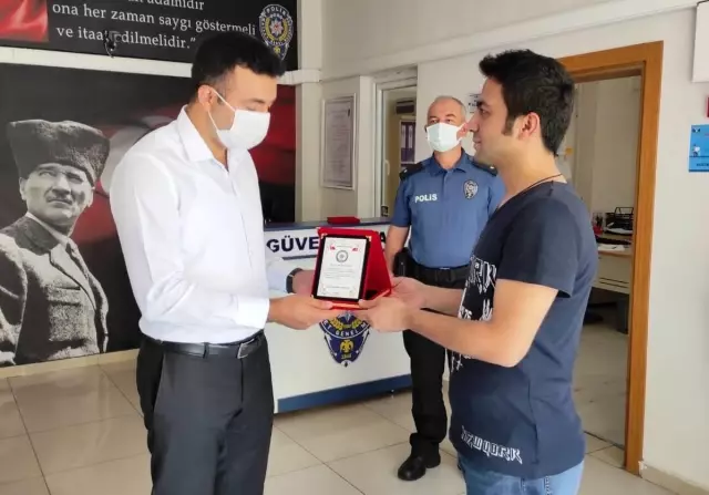 Keban Kaymakamı Akbulut ilçe protokolü ile polis, asker ve sağlık personelinin bayramını kutladı Keban Kaymakamı Akbulut ilçe protokolü ile polis, asker ve sağlık personelinin bayramını kutladı