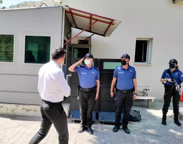 Keban Kaymakamı Akbulut ilçe protokolü ile polis, asker ve sağlık personelinin bayramını kutladı