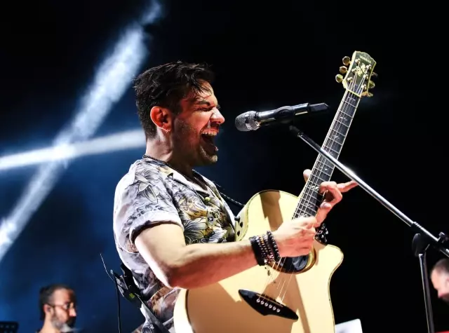 Kenan Doğulu'nun antik tiyatroda izdihamı