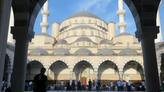 Kırgızistan'da Kurban Bayramı namazı camilerde kılındı