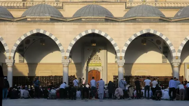 Kırgızistan'da Kurban Bayramı namazı camilerde kılındı