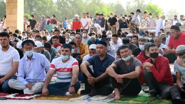 Kırgızistan'da Kurban Bayramı namazı camilerde kılındı