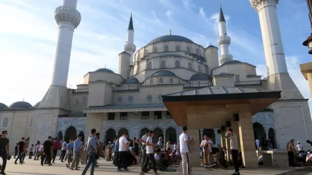 Kırgızistan'da Kurban Bayramı namazı camilerde kılındı