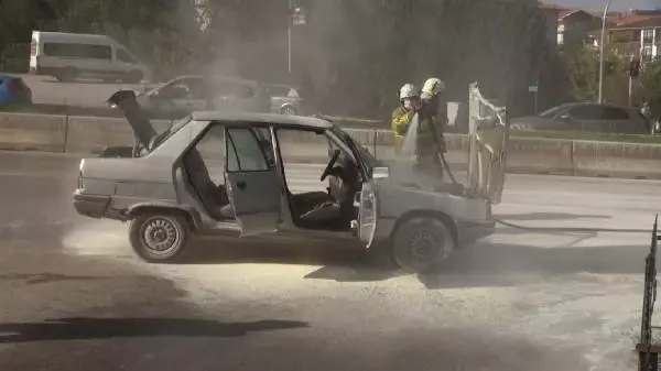 KIRIKKALE'DE HAREKET HALİNDEKİ OTOMOBİL YANDI