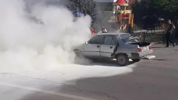 KIRIKKALE'DE HAREKET HALİNDEKİ OTOMOBİL YANDI