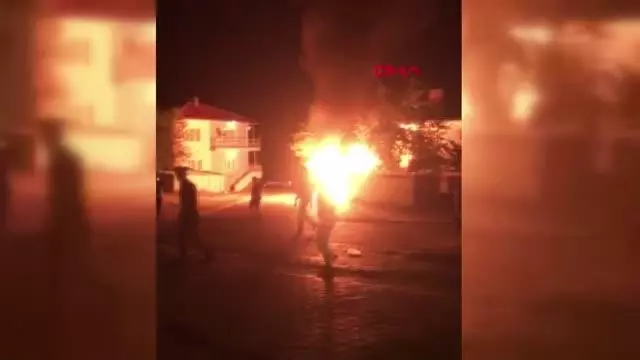 KIRIKKALE-PARK HALİNDEKİ OTOMOBİL YANDI, YAKINDAKİ KURBANLIKLAR SON ANDA KURTARILDI