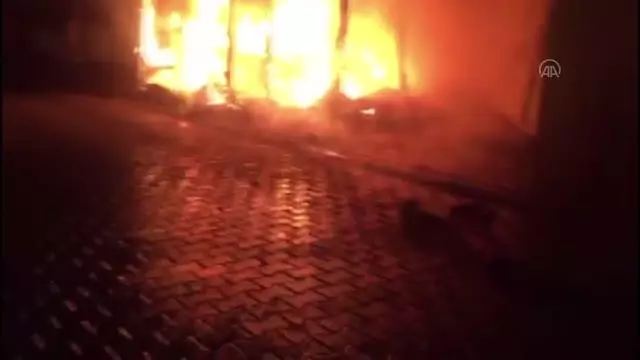 KIRIKKALE - Park halindeki otomobil yandı, yandaki iki kurbanlık son anda alevlerden kurtarıldı KIRIKKALE - Park halindeki otomobil yandı, yandaki iki kurbanlık son anda alevlerden kurtarıldı