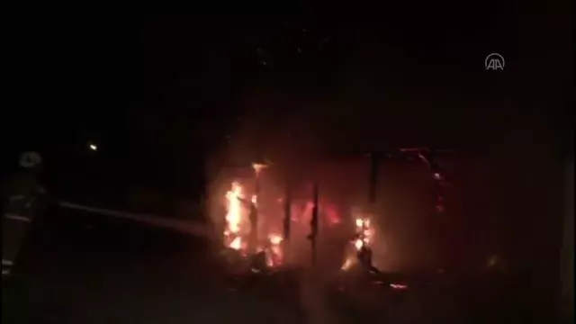KIRIKKALE - Park halindeki otomobil yandı, yandaki iki kurbanlık son anda alevlerden kurtarıldı