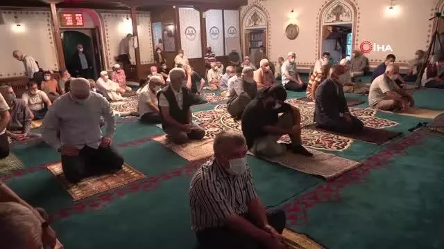 Kırklareli'nde vatandaşlar bayram namazı için camilere akın etti