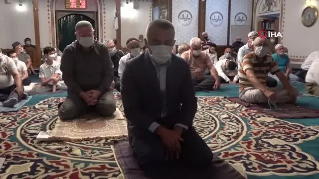 Kırklareli'nde vatandaşlar bayram namazı için camilere akın etti
