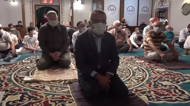 Kırklareli'nde vatandaşlar bayram namazı için camilere akın etti