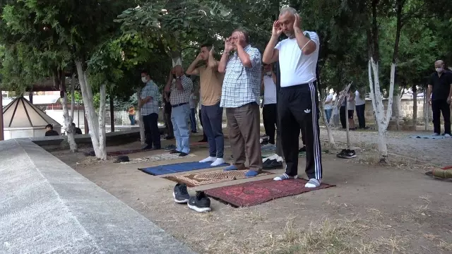 Kırklareli'nde vatandaşlar bayram namazı için camilere akın etti Kırklareli'nde vatandaşlar bayram namazı için camilere akın etti