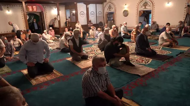 Kırklareli'nde vatandaşlar bayram namazı için camilere akın etti