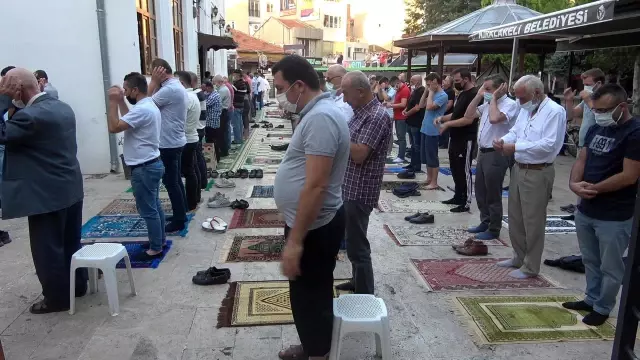 Kırklareli'nde vatandaşlar bayram namazı için camilere akın etti