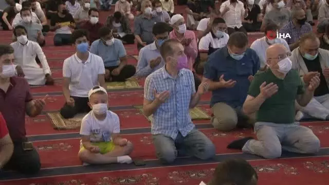 İzmir'de Kurban Bayramı namazı tedbirlerle kılındı