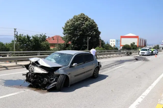 Kontrolden çıkan otomobil bariyerlere çarptı: 4 yaralı Kontrolden çıkan otomobil bariyerlere çarptı: 4 yaralı