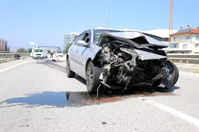 Kontrolden çıkan otomobil bariyerlere çarptı: 4 yaralı