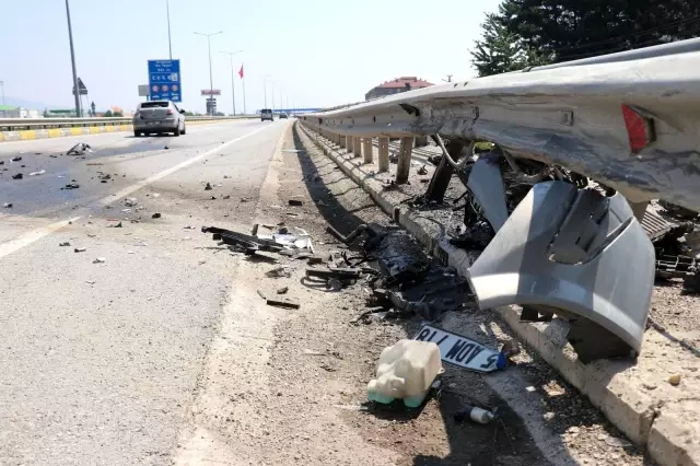 Kontrolden çıkan otomobil bariyerlere çarptı: 4 yaralı