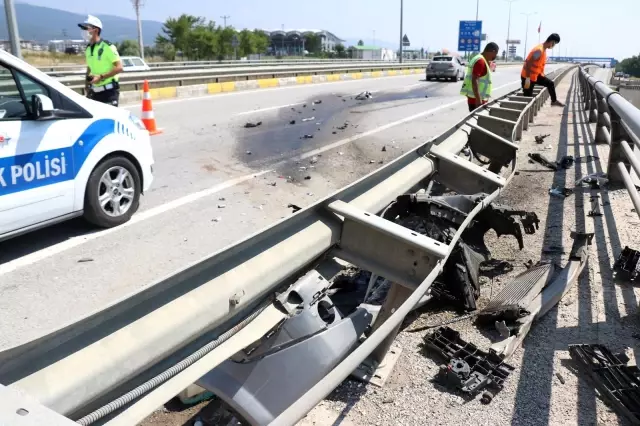 Kontrolden çıkan otomobil bariyerlere çarptı: 4 yaralı