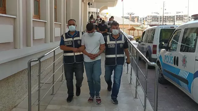 Konya'da kargo firmasından çelik kasa çalıp içindeki paralarla tatile giden 6 şüpheli otelde yakalandı Konya'da kargo firmasından çelik kasa çalıp içindeki paralarla tatile giden 6 şüpheli otelde yakalandı