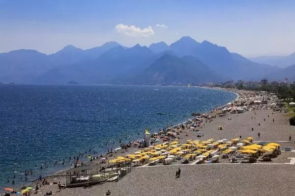 YÜZDE 100 DOLULUĞA ULAŞAN ANTALYA'DA TATİLCİLER SAHİLE KOŞTU