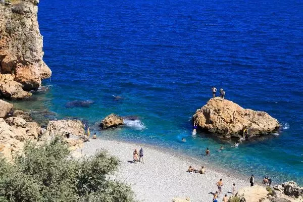 YÜZDE 100 DOLULUĞA ULAŞAN ANTALYA'DA TATİLCİLER SAHİLE KOŞTU
