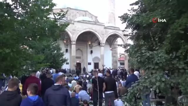 Kosova'da yüzlerce Müslüman Kurban Bayramı namazını kıldı Kosova'da yüzlerce Müslüman Kurban Bayramı namazını kıldı