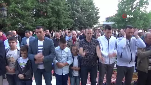 Kosova'da yüzlerce Müslüman Kurban Bayramı namazını kıldı