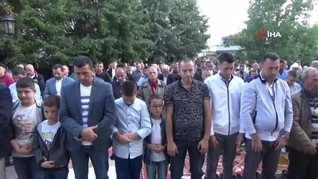 Kosova'da yüzlerce Müslüman Kurban Bayramı namazını kıldı