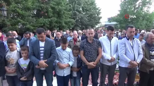 Kosova'da yüzlerce Müslüman Kurban Bayramı namazını kıldı