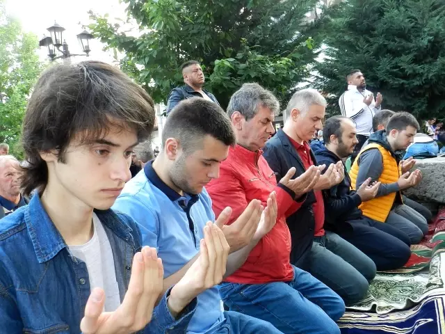 Kosova'da yüzlerce Müslüman Kurban Bayramı namazını kıldı