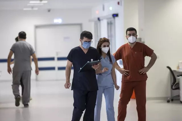 Kovid-19 nöbetindeki sağlık çalışanlarının buruk ama umutlu bayramı Kovid-19 nöbetindeki sağlık çalışanlarının buruk ama umutlu bayramı