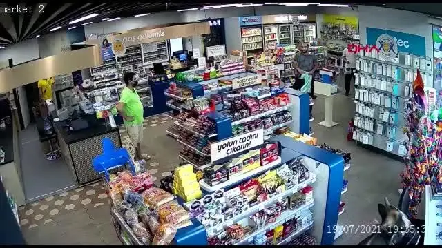 KÜÇÜKÇEKMECE'DE SAHİBİNİN ELİNDEN KAÇAN DANA MARKETE GİRDİ